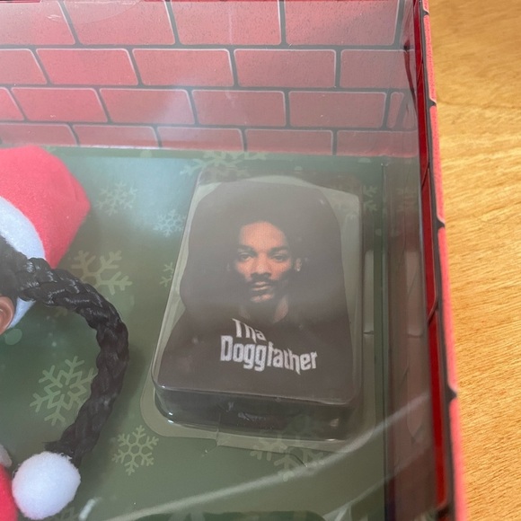 NWT Urban Outfitters Death Row Records Snoop On The Stoop Plushie Figure - Picture 8 of 11